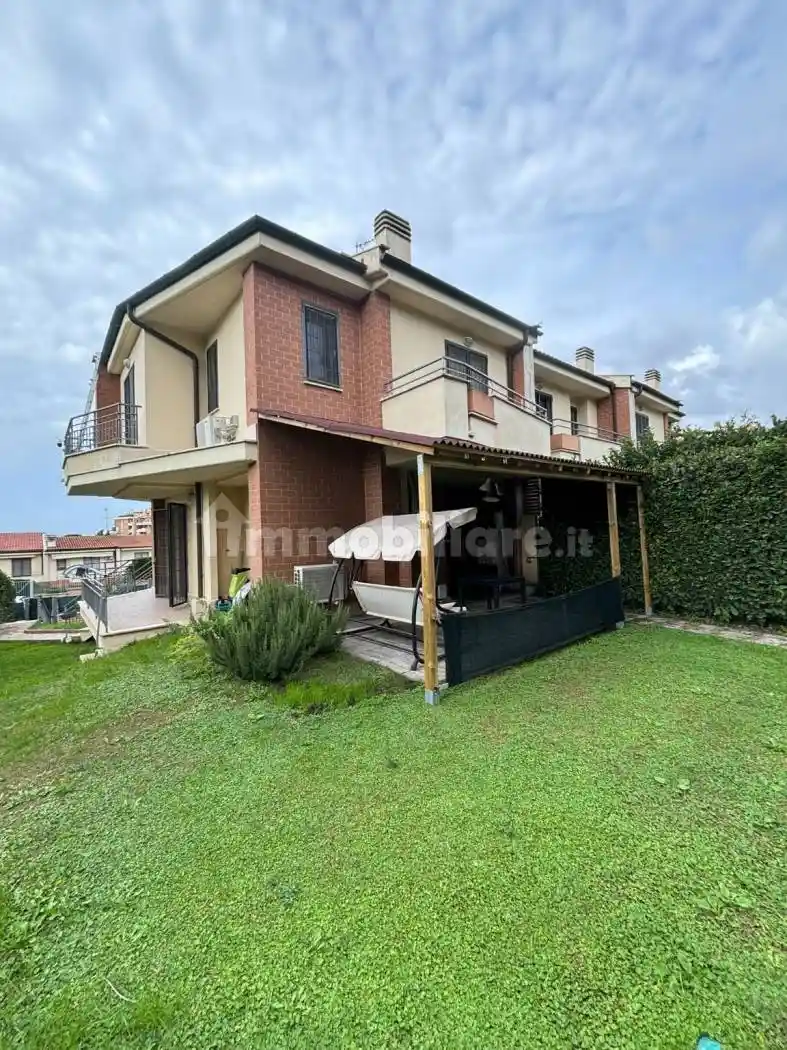 Villetta a schiera in affitto a Roma