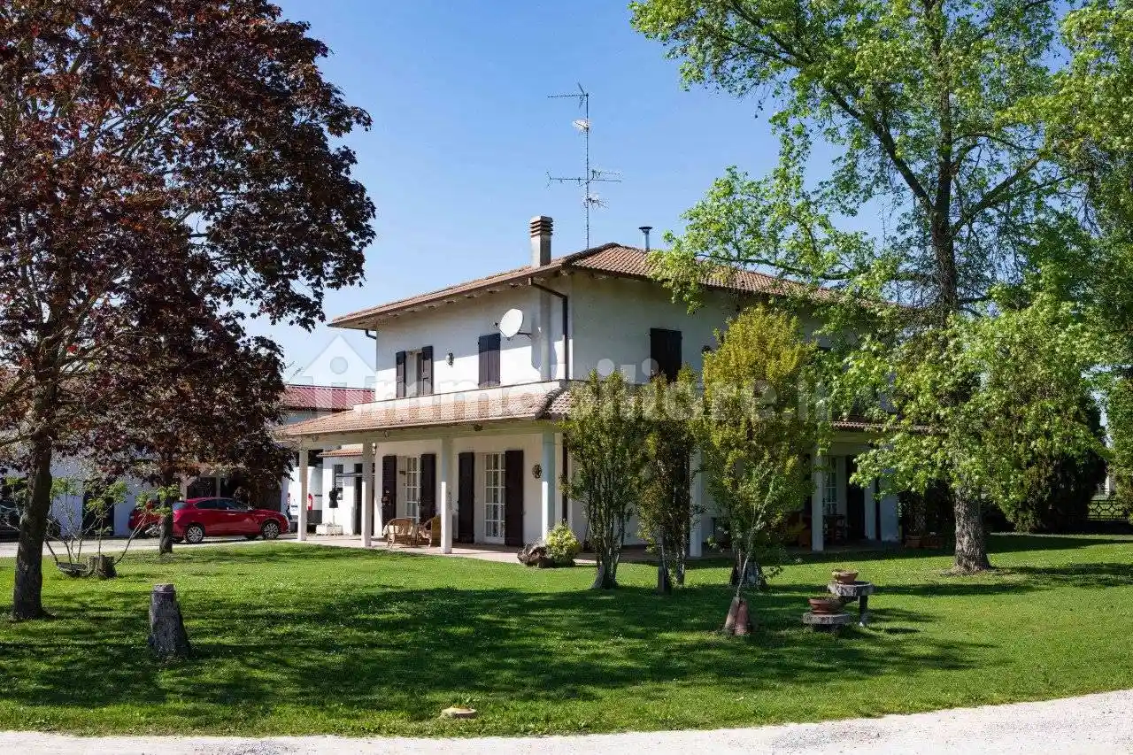 Villa in vendita a Cento