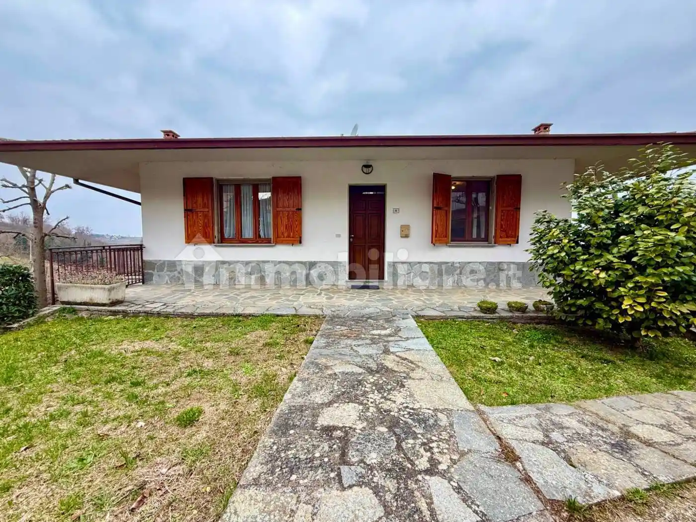 Villa in vendita a Montecalvo Versiggia