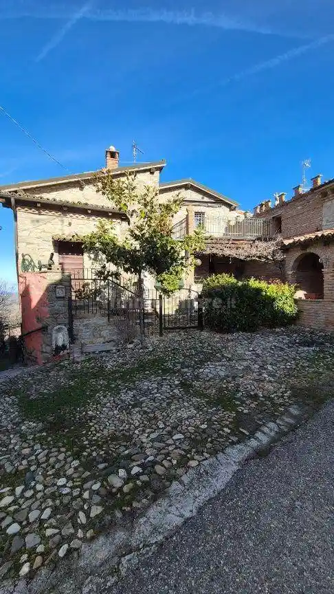Casa indipendente in vendita a Colli Verdi