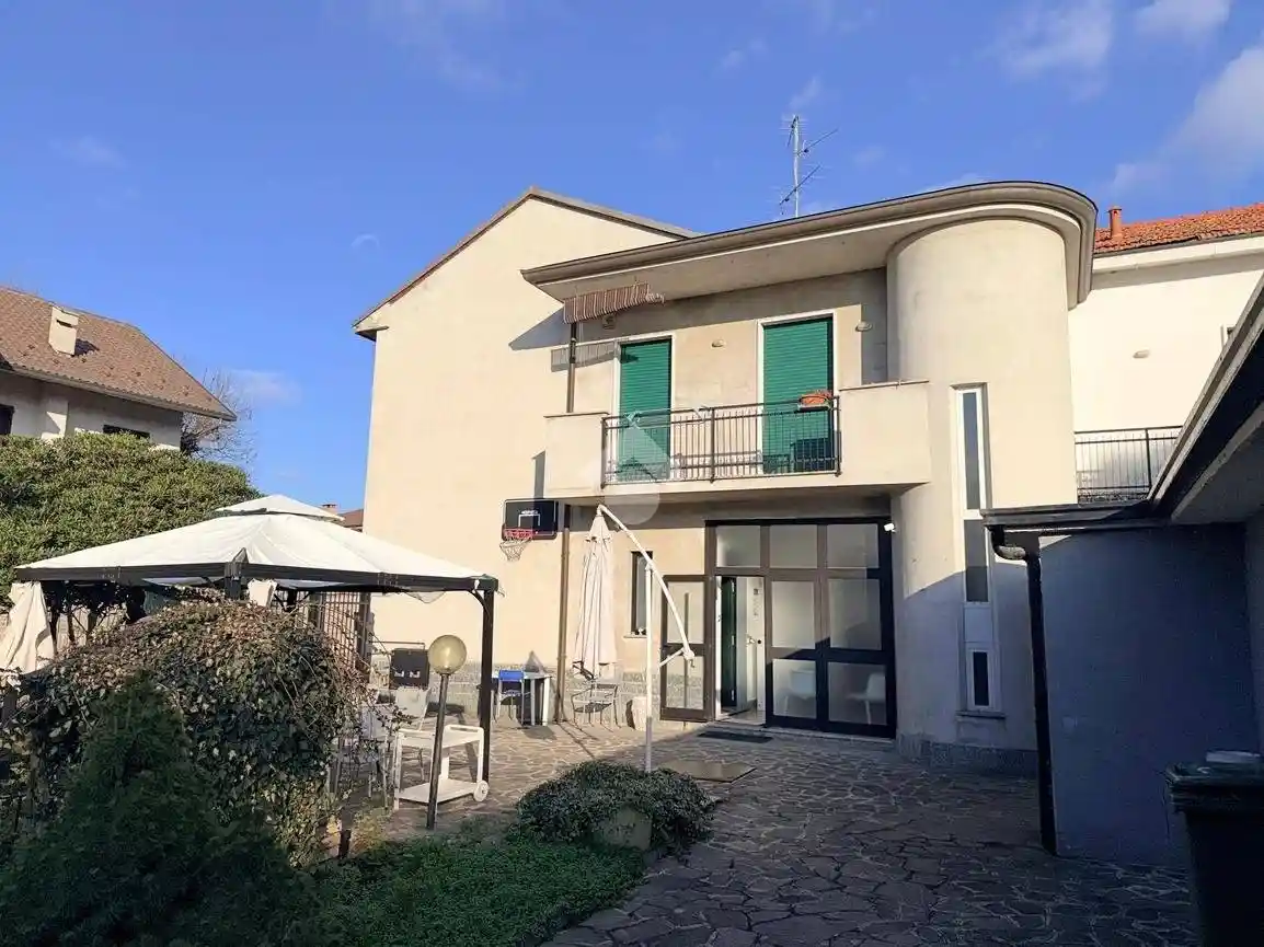 Casa indipendente in vendita a Carate Brianza