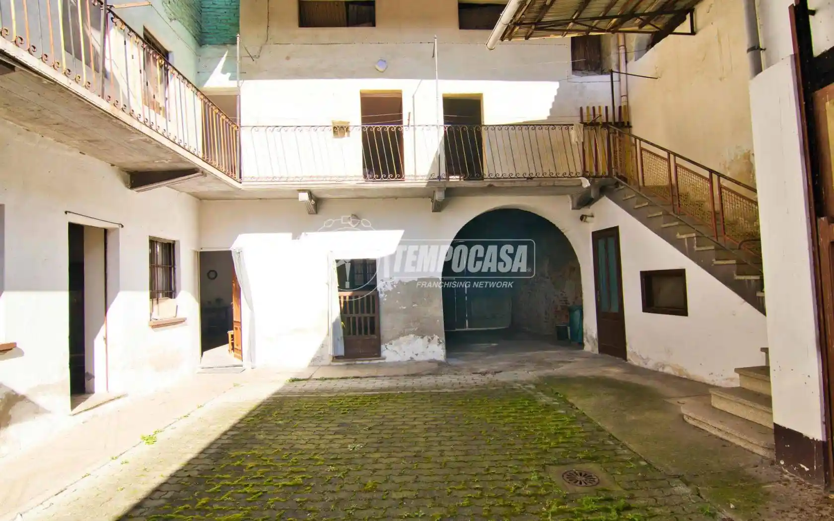 Palazzo - Edificio in vendita a Lenta