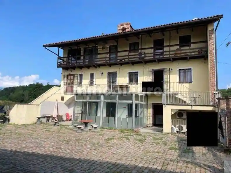 Palazzo - Stabile in vendita a Romano Canavese