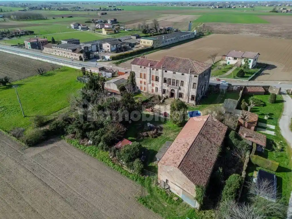 Casa indipendente in vendita a Villa Estense