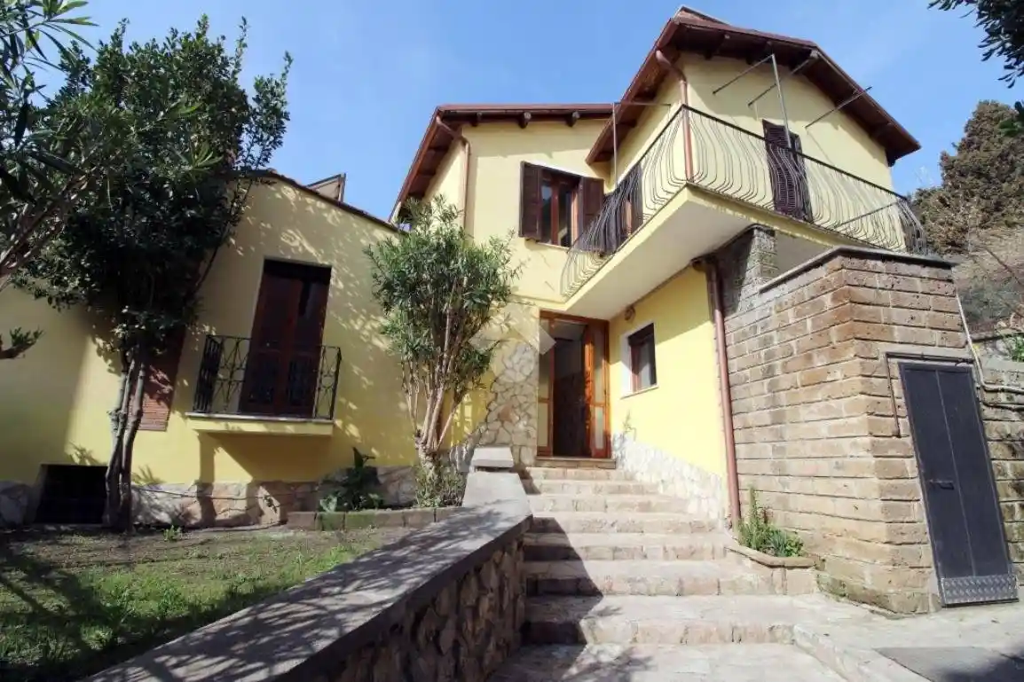 Casa indipendente in vendita a Poggio Mirteto