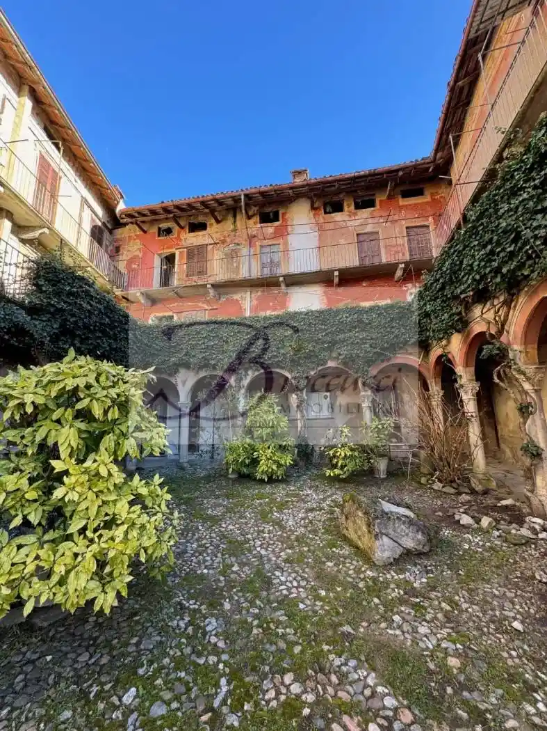 Palazzo - Edificio in vendita a Arcisate