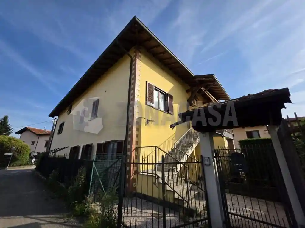 Appartamento in vendita a Angera