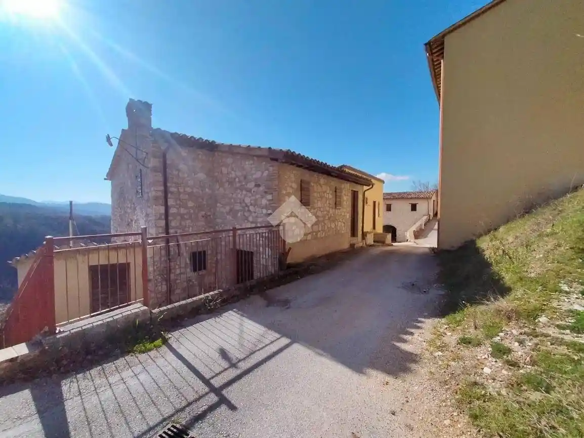 Casa indipendente in vendita a Foligno
