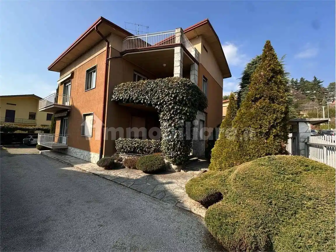 Casa indipendente in vendita a Erba