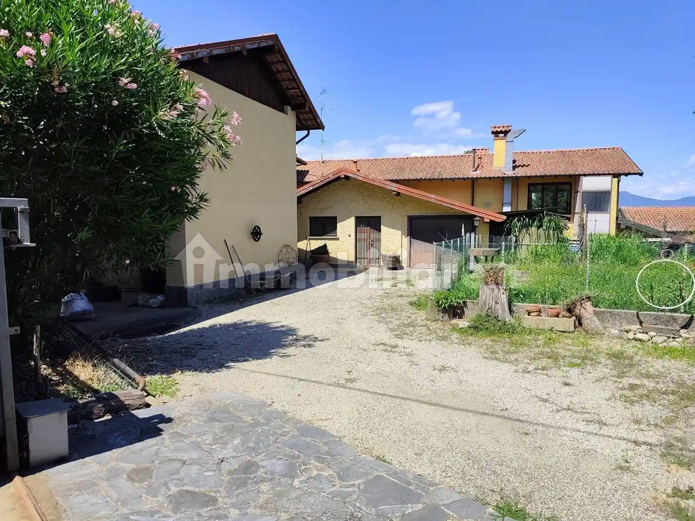 Villa in vendita a Angera