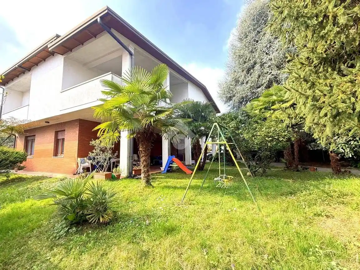 Villa in vendita a Caronno Pertusella