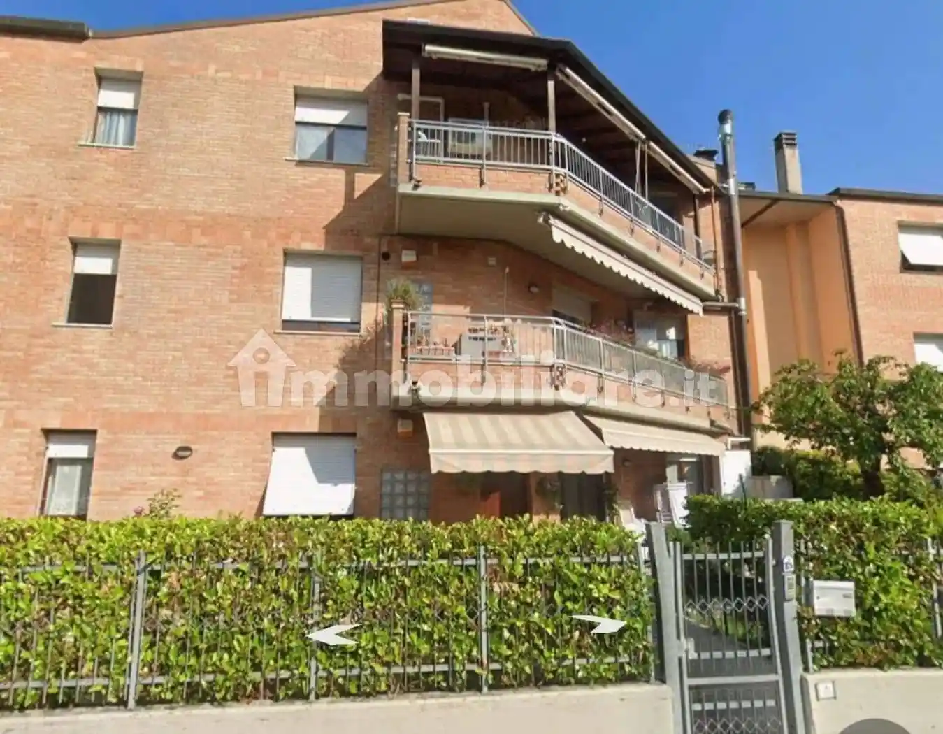 Palazzo - Stabile in vendita a Falconara Marittima