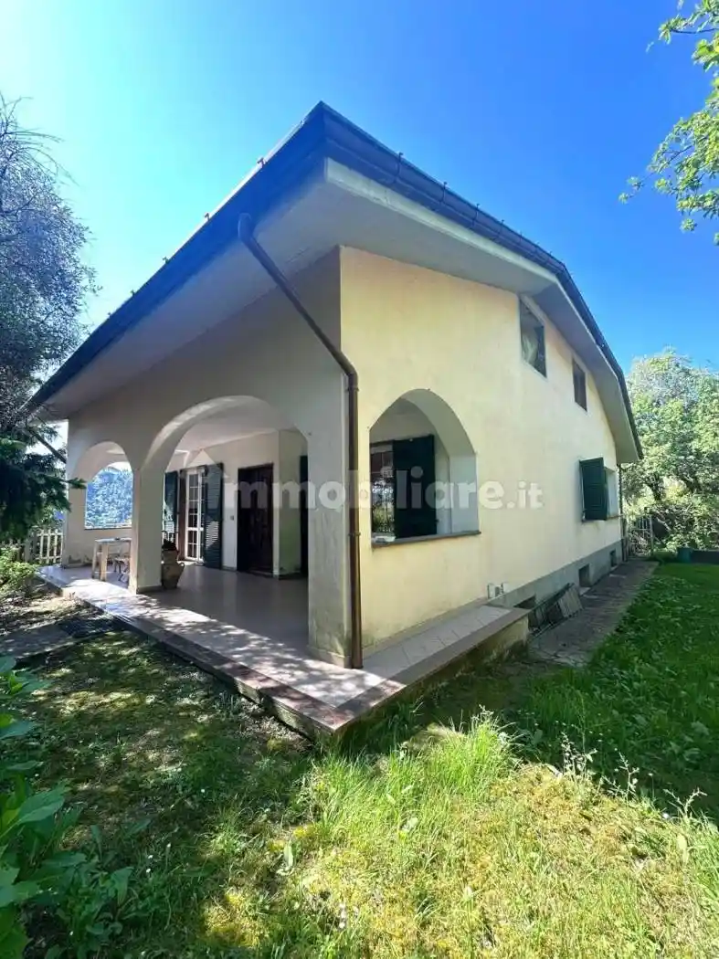 Villa in vendita a Follo