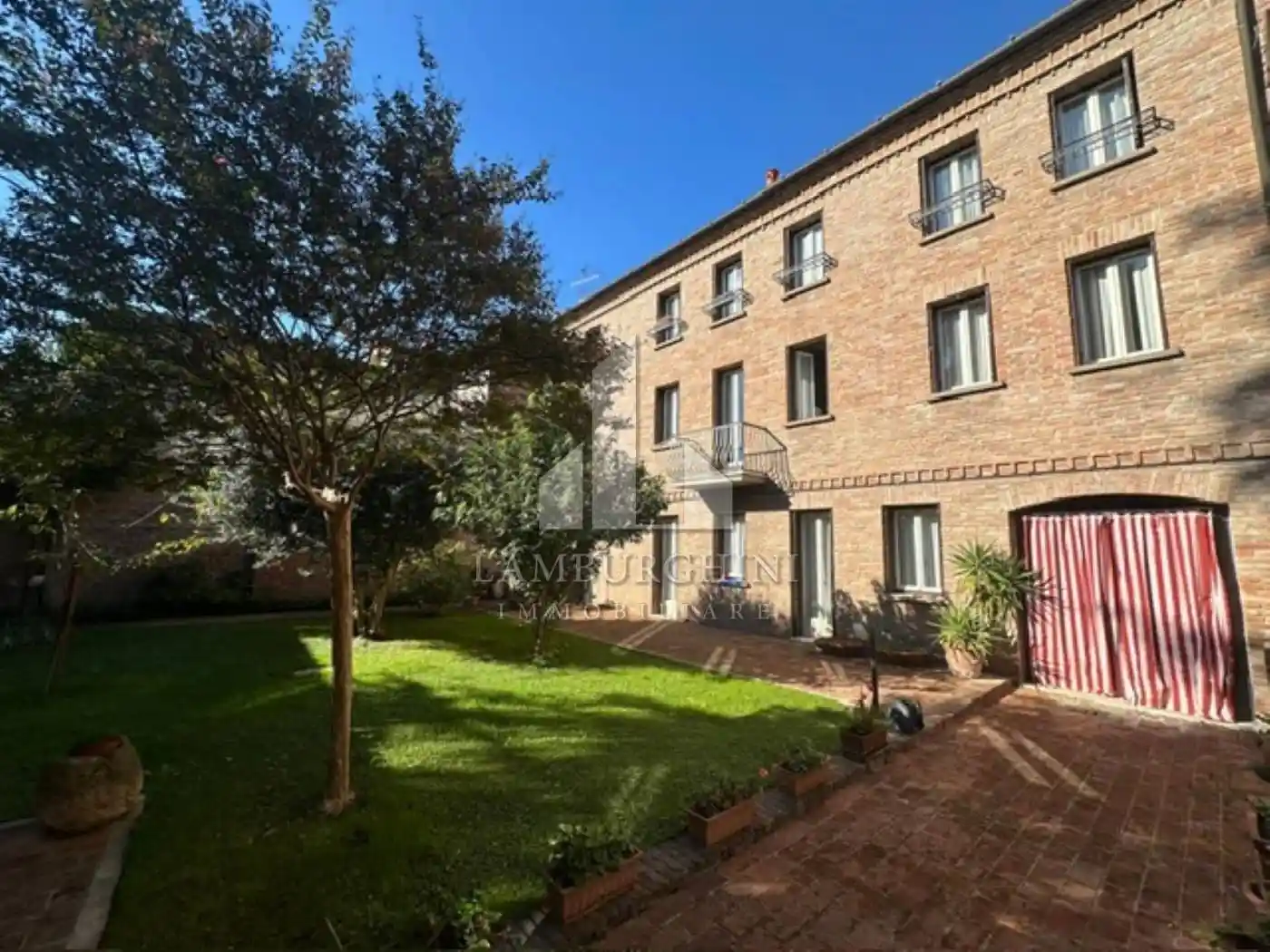 Palazzo - Edificio in vendita a Ferrara