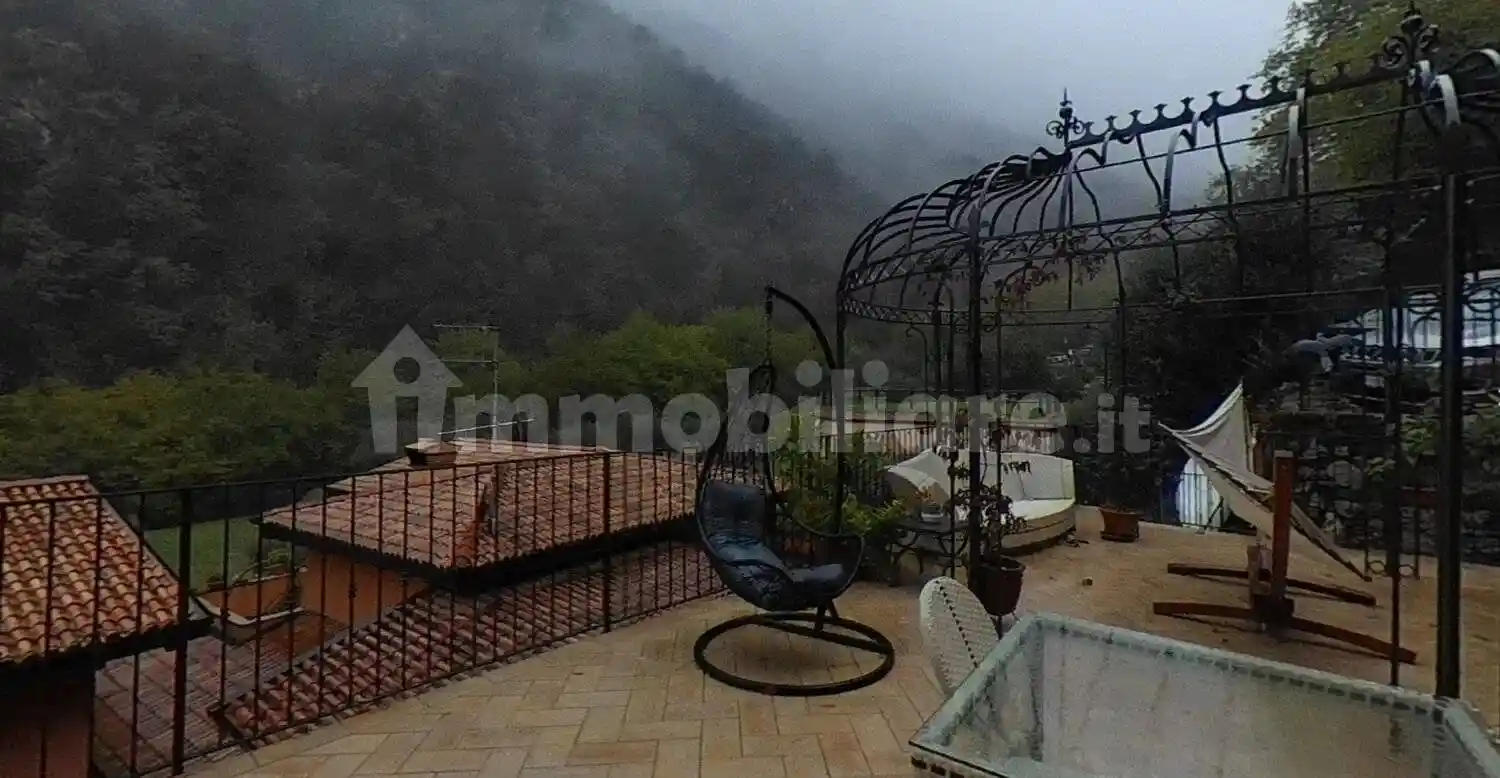 Palazzo - Stabile in vendita a Limone sul Garda