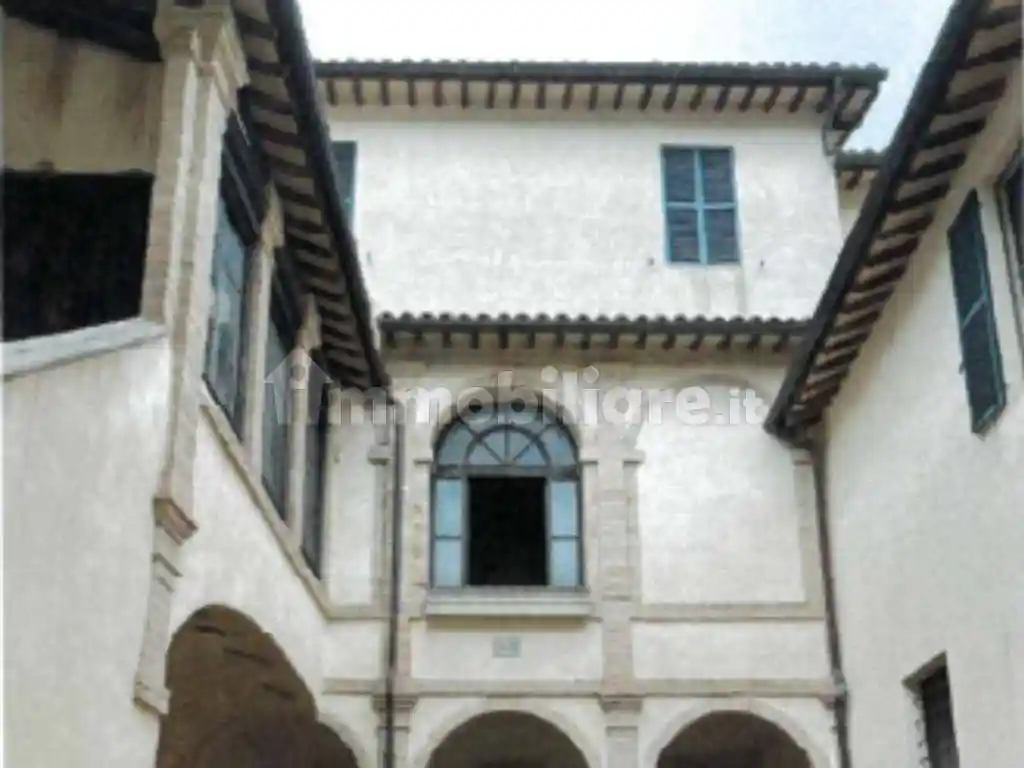 Palazzo - Stabile in vendita a Spoleto