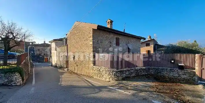 Casa indipendente in vendita a Torri del Benaco