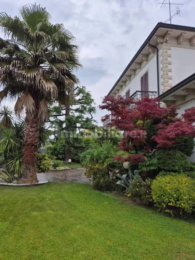 Villa in vendita a Desenzano del Garda