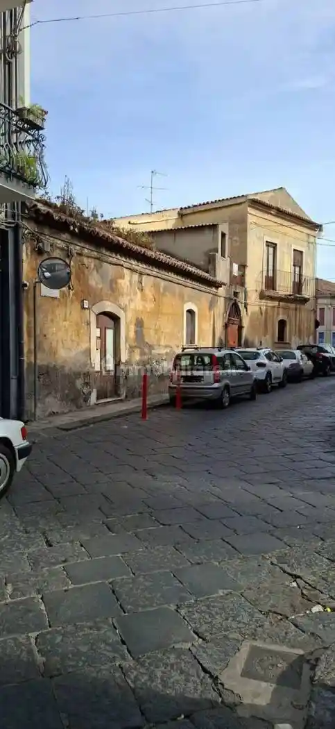 Palazzo - Edificio in vendita a Misterbianco