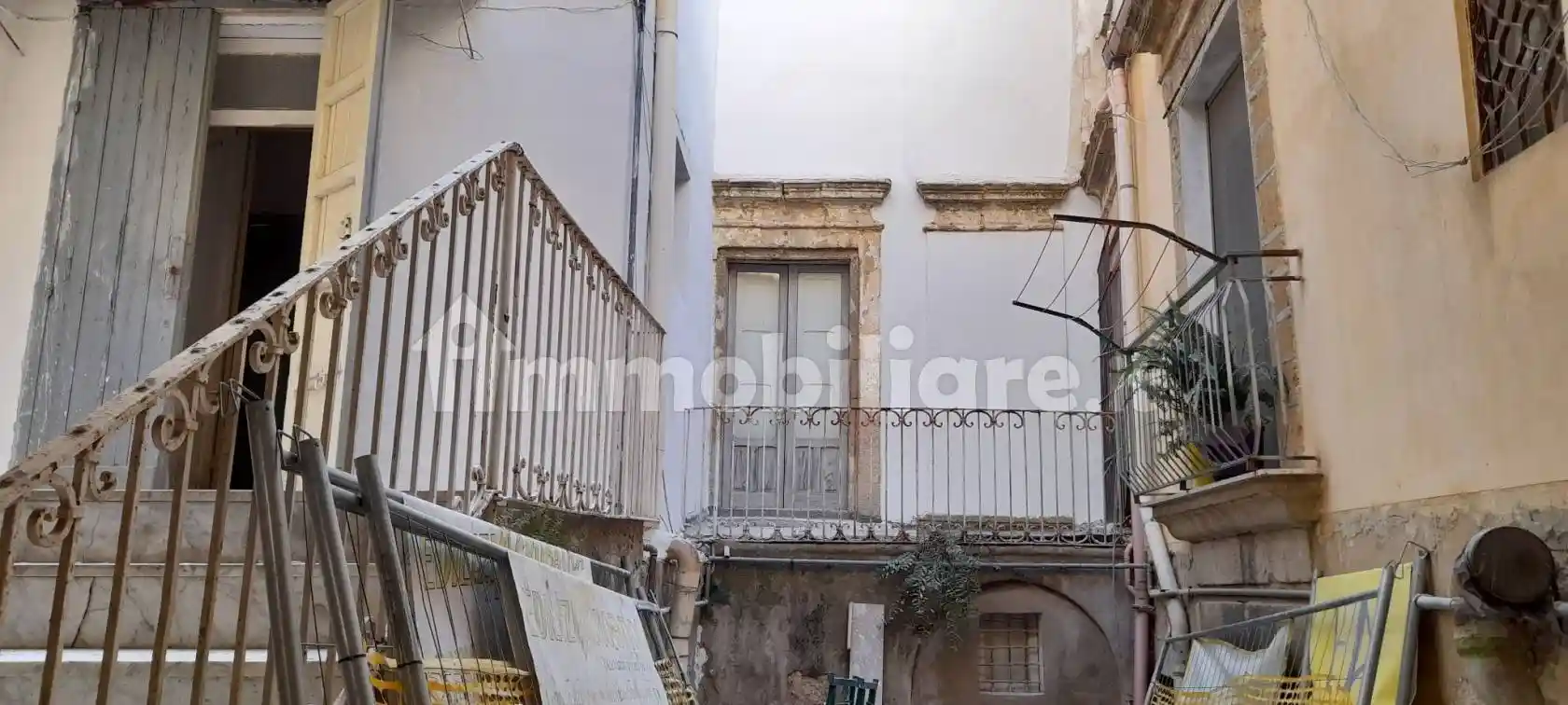 Palazzo - Edificio in vendita a Caltagirone