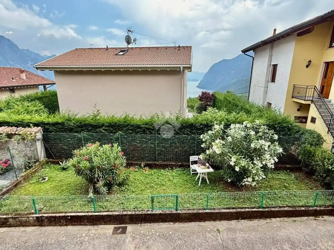 Appartamento in vendita a Solto Collina