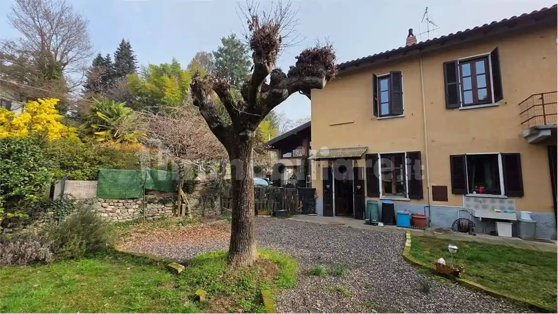 Casa indipendente in affitto a Travedona-Monate