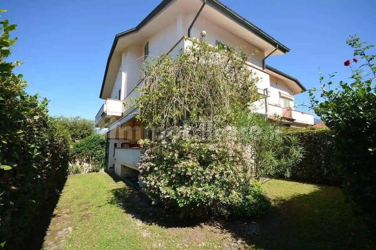 Villetta a schiera in affitto a Montignoso