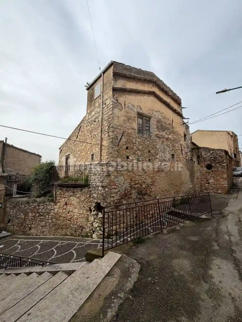 Palazzo - Edificio in vendita a Bisacquino