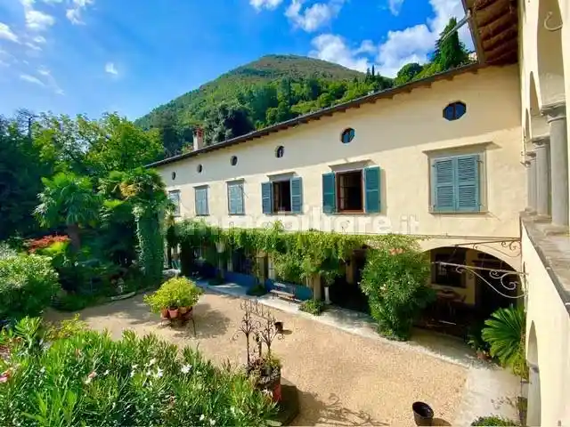 Villa in vendita a Tavernola Bergamasca