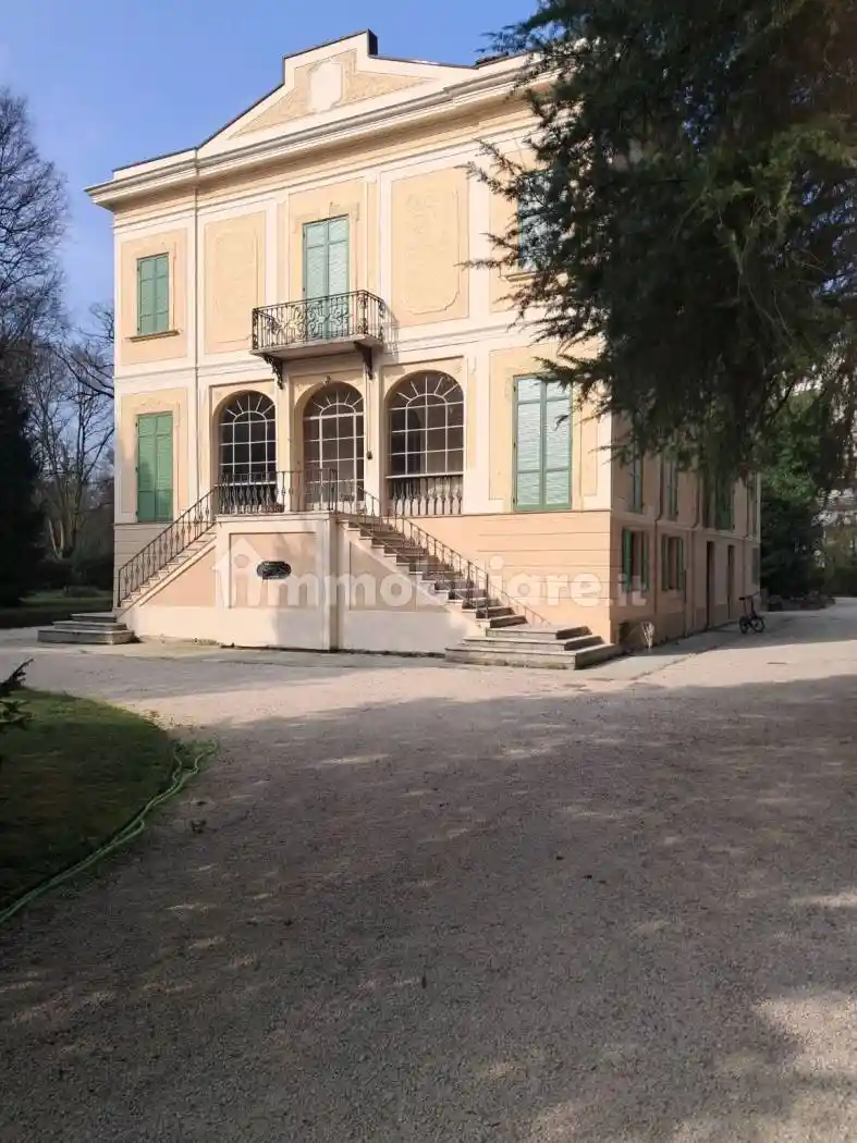 Palazzo - Edificio in affitto a Reggio Emilia