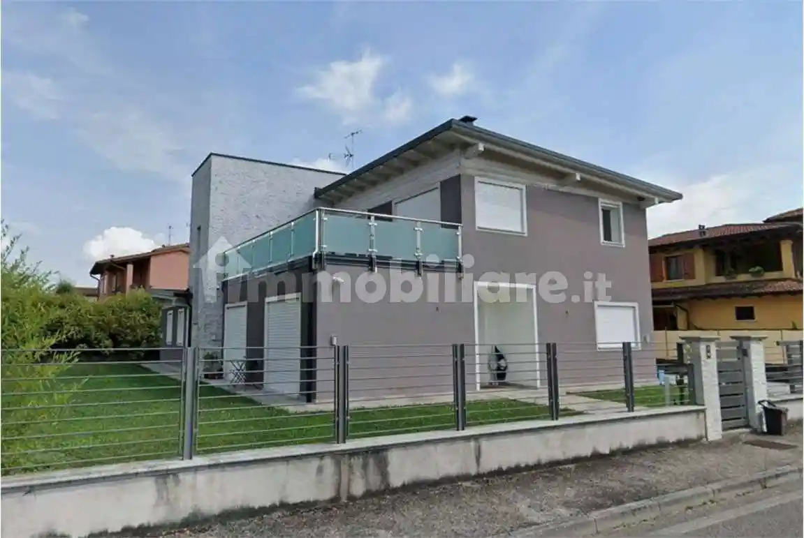 Villa in vendita a Volta Mantovana