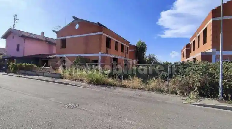 Palazzo - Stabile in vendita a Travacò Siccomario