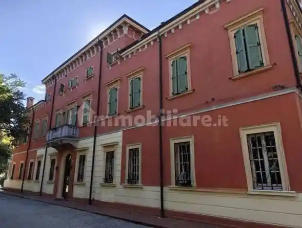 Palazzo - Stabile in vendita a Ferrara