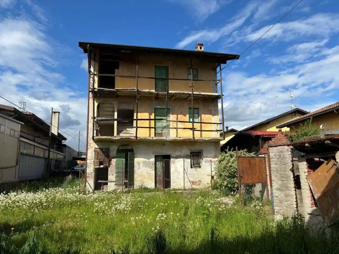 Casa indipendente in vendita a Agrate Conturbia
