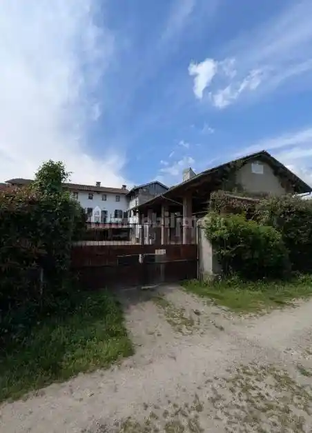 Palazzo - Stabile in vendita a Momo