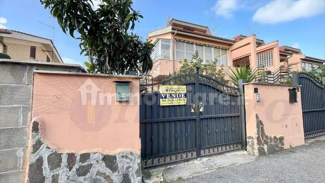 Casa indipendente in vendita a Pomezia