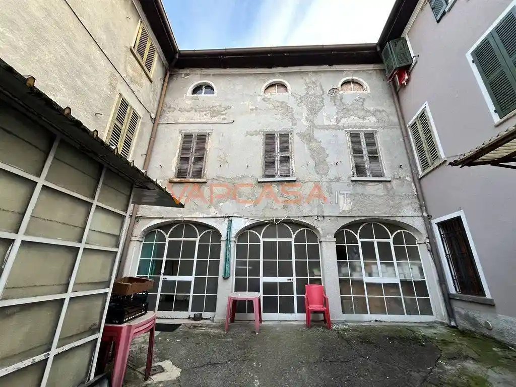 Palazzo - Edificio in vendita a Romano di Lombardia