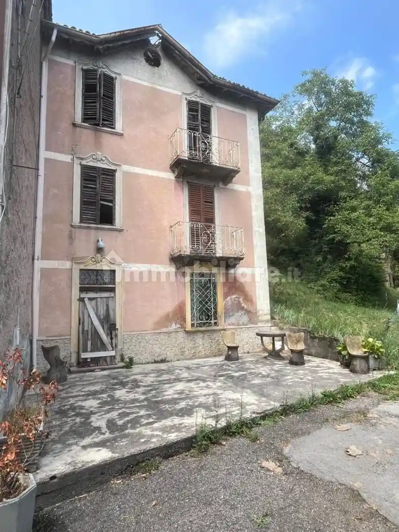 Casa indipendente in vendita a Val Brembilla