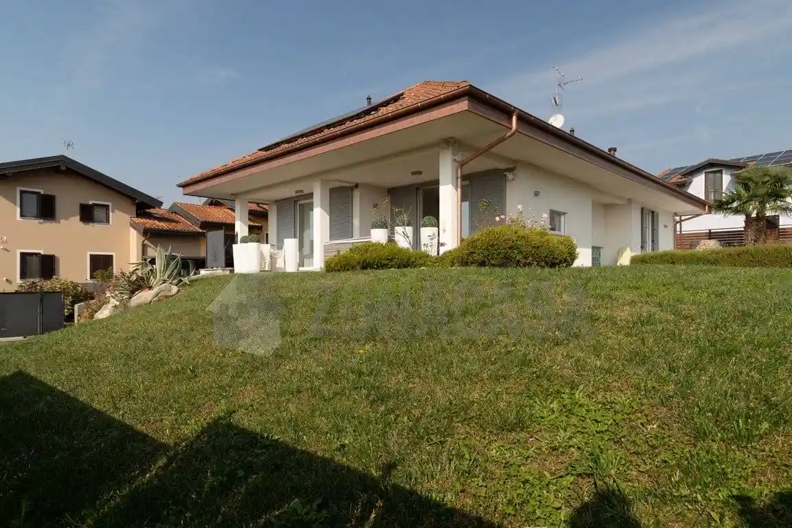 Villa in vendita a Pombia