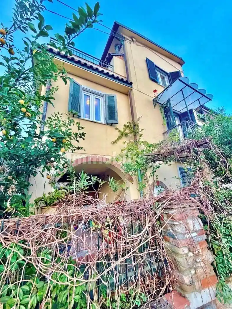 Casa indipendente in vendita a Massa