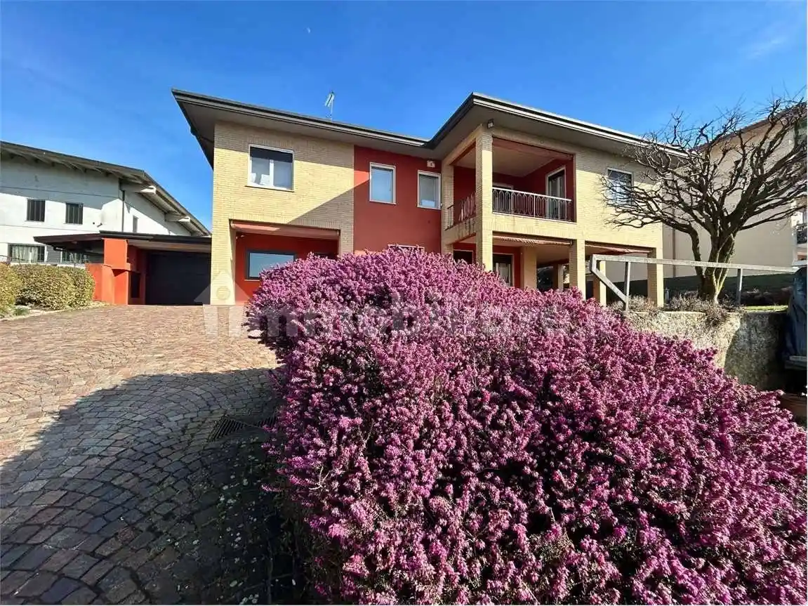 Villa in vendita a Sesto Calende