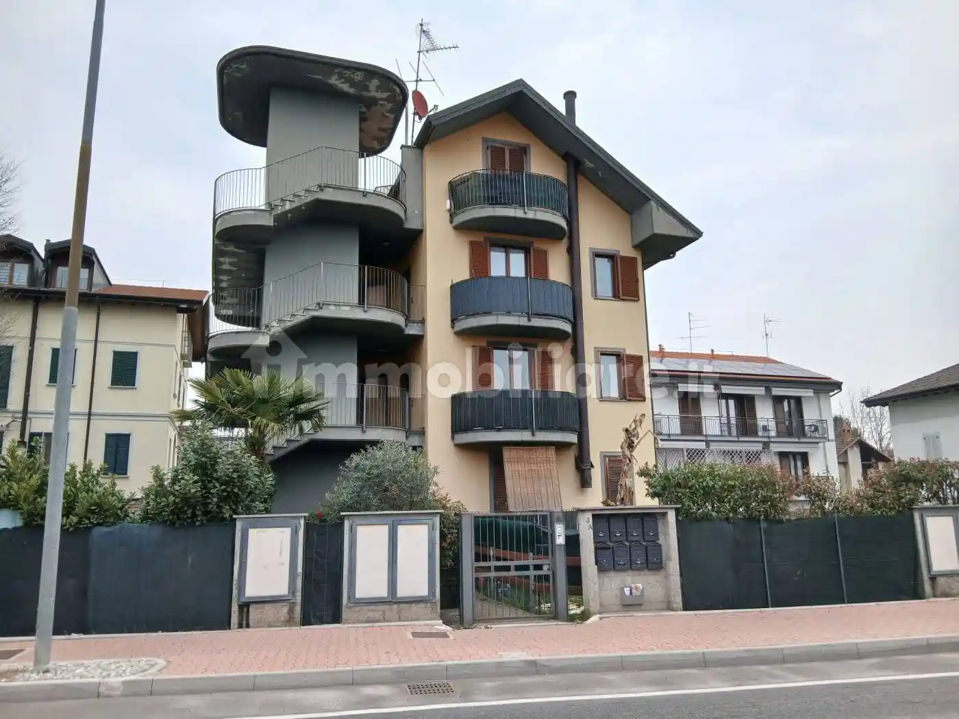 Appartamento in affitto a Locate Varesino