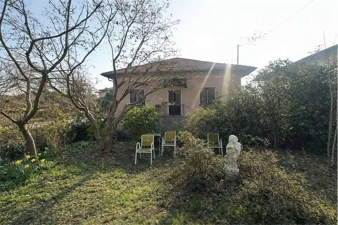 Casa indipendente in vendita a Angera