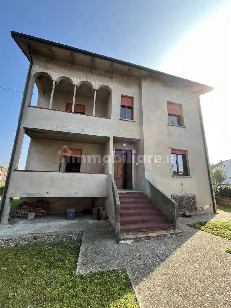 Casa indipendente in affitto a Rolo