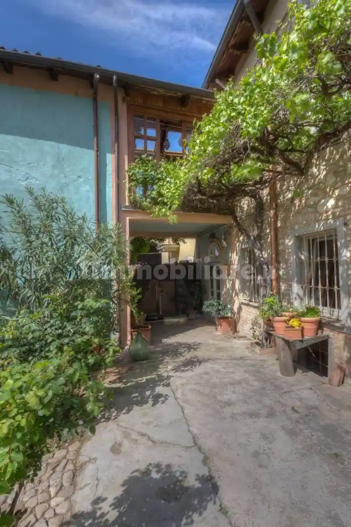 Casa indipendente in vendita a Carezzano