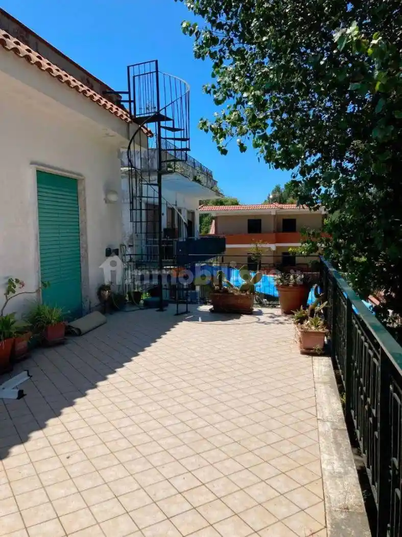 Palazzo - Edificio in affitto a Castel Volturno