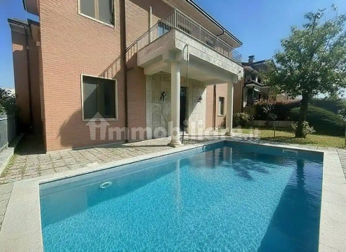 Villa in vendita a Caronno Pertusella