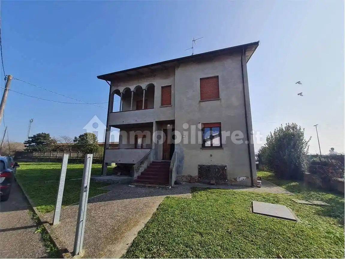 Casa indipendente in affitto a Rolo