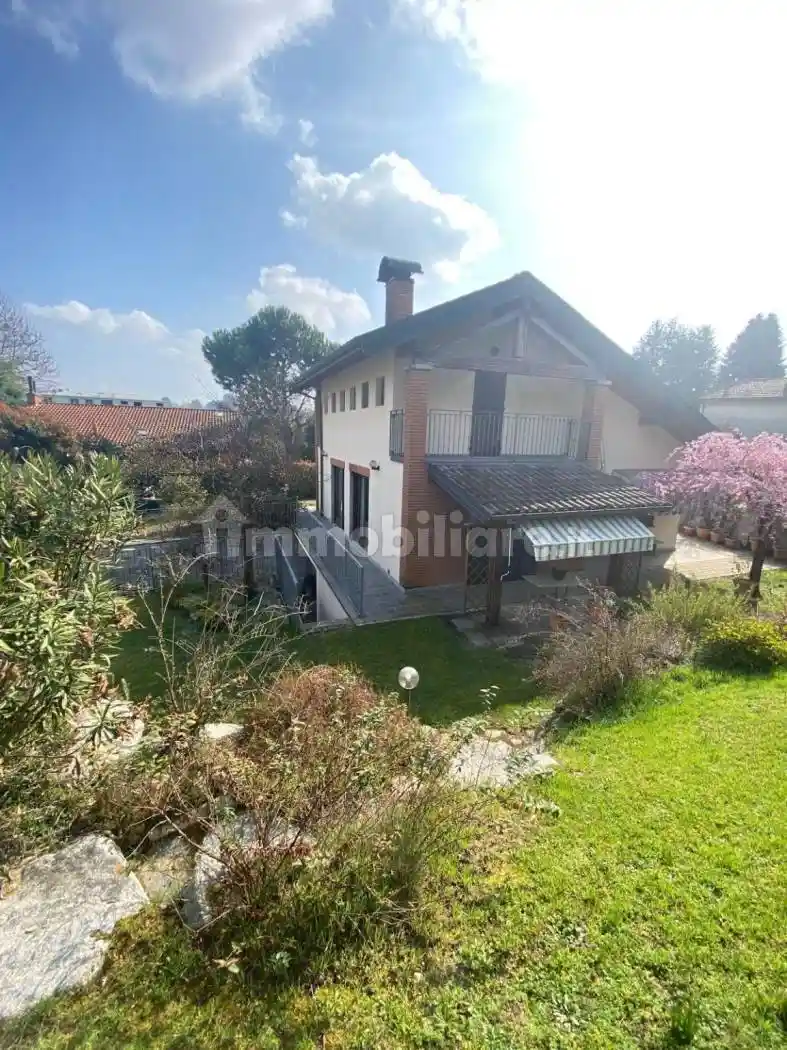 Villa in vendita a Cadrezzate con Osmate
