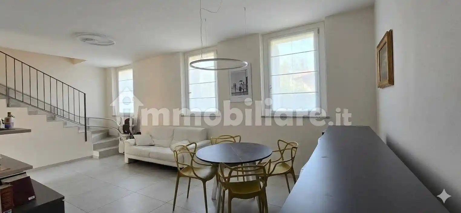 Villa in vendita a Angera